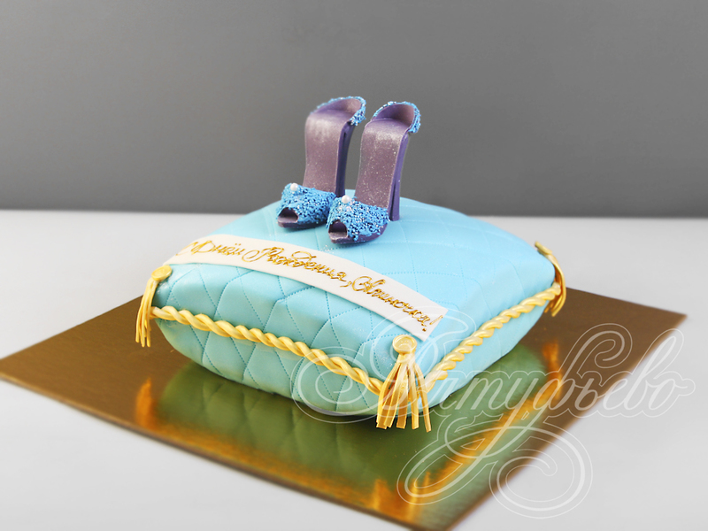 Торт Подушка с туфельками на 20 лет