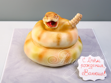 В виде гремучей змеи