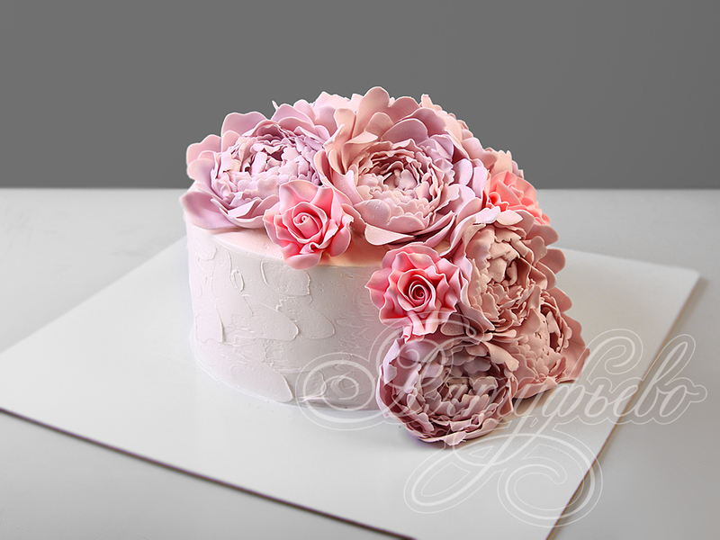 Белый свадебный торт с пионами и розочками