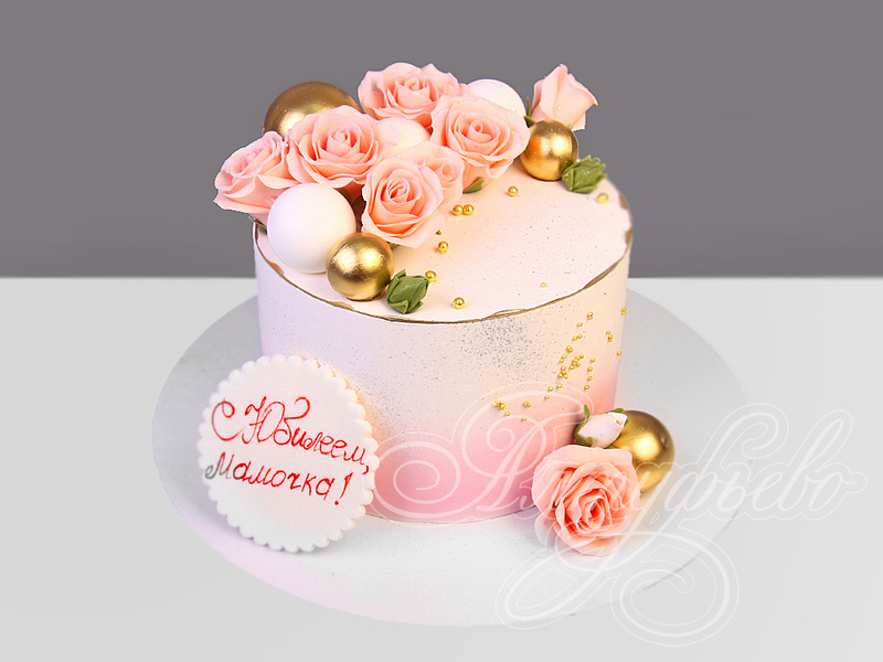 Нежный торт с розами и шарами для мамы на юбилей с мастикой