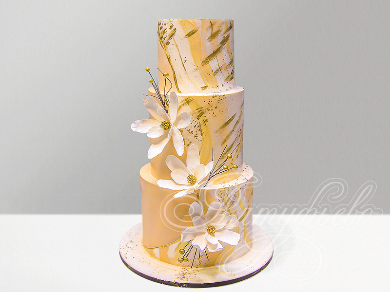 Персиковый свадебный торт трехъярусный с цветочками