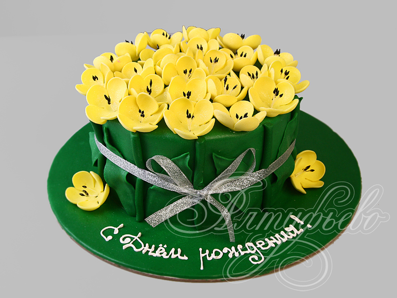 Торт одноярусный с мастикой зеленый с желтыми цветами