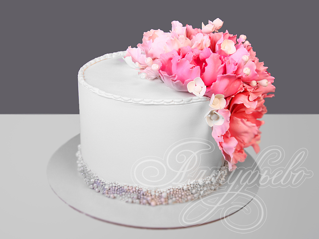 Торт Белый свадебный 0508621 одноярусный для небольшой компании стоимостью  6 250 рублей - торты на заказ ПРЕМИУМ-класса от КП «Алтуфьево»