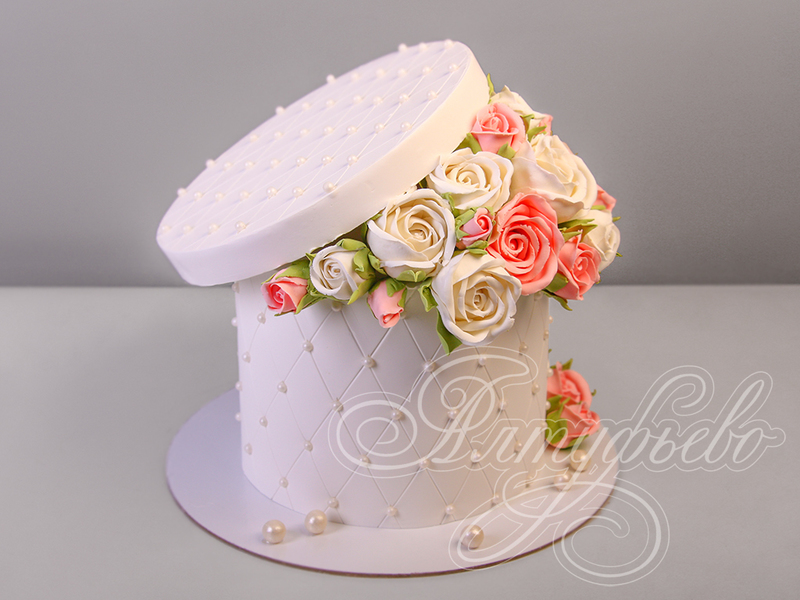 Торт для мамы с белыми и розовыми розами в белой подарочной коробке