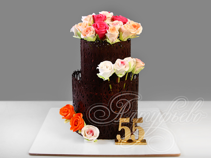 Торт женщине двухъярусный с розами на день рождения в 55 лет