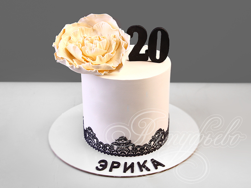Торт для женщины в день рождения на 20 лет с белым цветком
