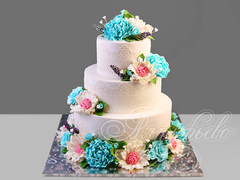 Торт на день рождения трехъярусный с разноцветными цветами и белыми кружевами