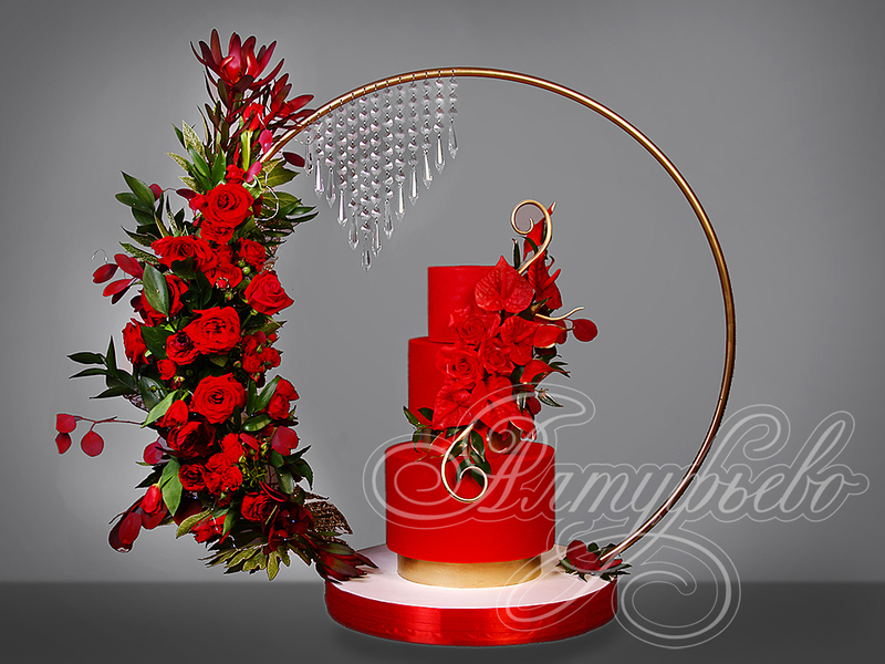 Красный трехъярусный торт на свадьбу с цветами и подвесками