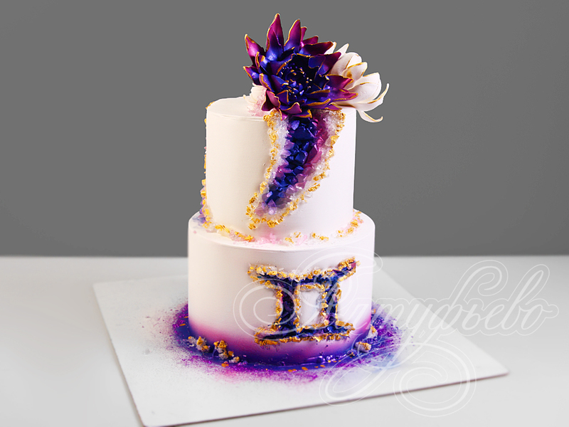 Торт с фиолетовыми астрами и жеодами двухъярусный