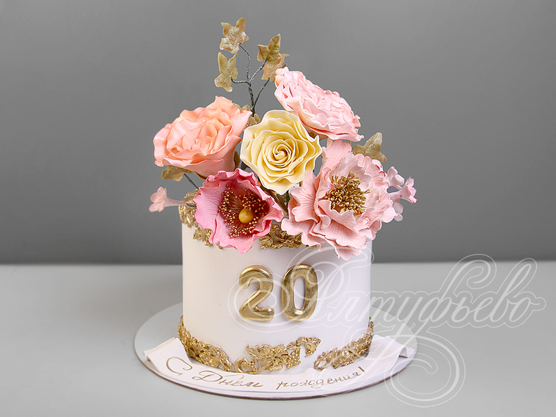 Торт с цветами и золотым декором
