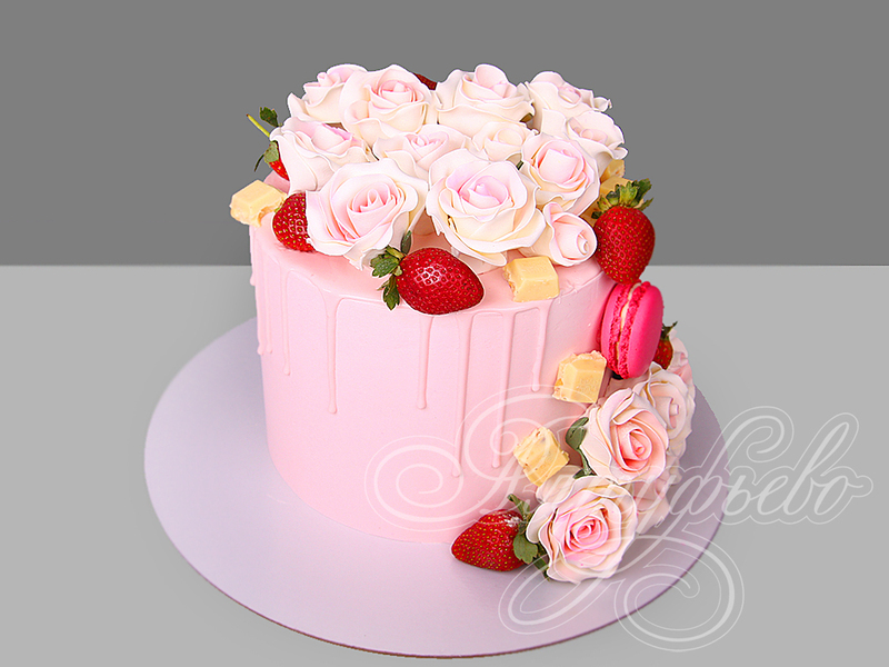 Торт с розами, клубникой и сладостями