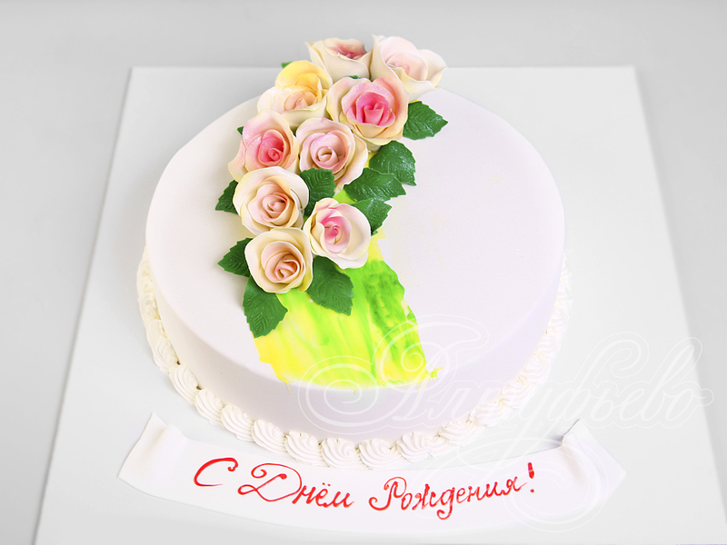 Белый торт с розами