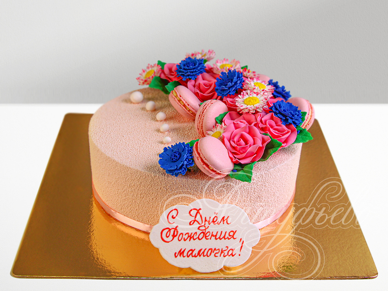 Розовый торт с цветами и макарунами 2905420