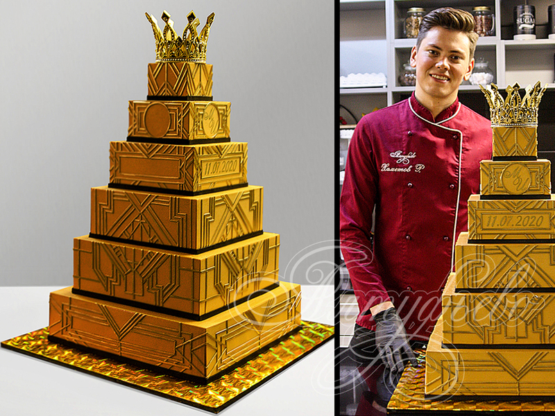 Торт с золотой короной и инициалами