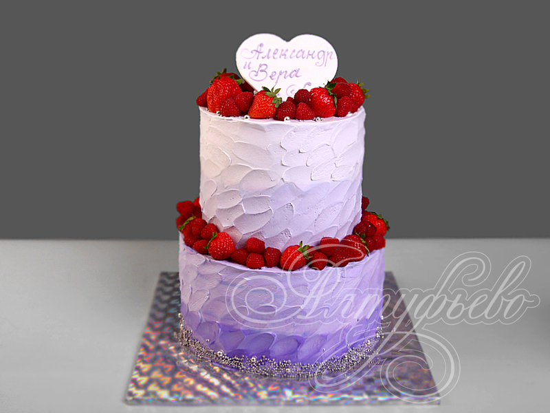 Сиреневый свадебный торт с ягодами двухъярусный без мастики