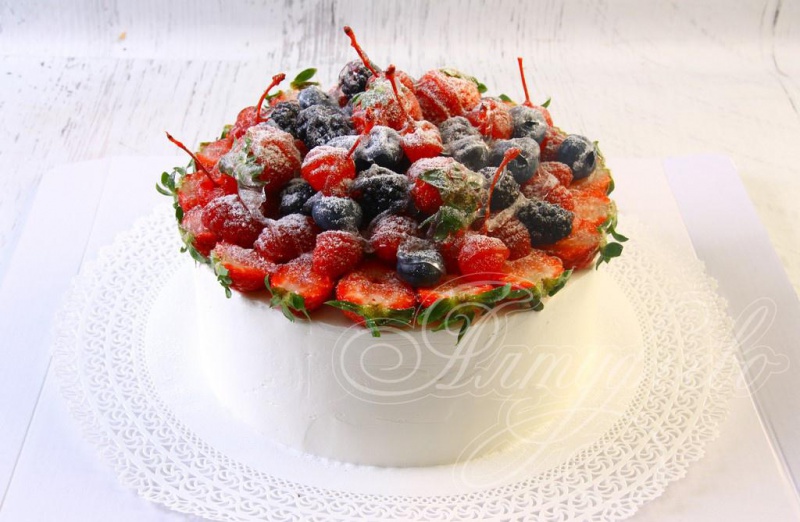 Торт с ягодами и фруктами
