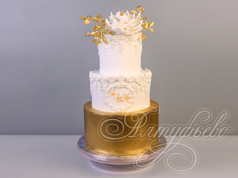 Свадебный торт белого цвета с золотым нижним ярусом