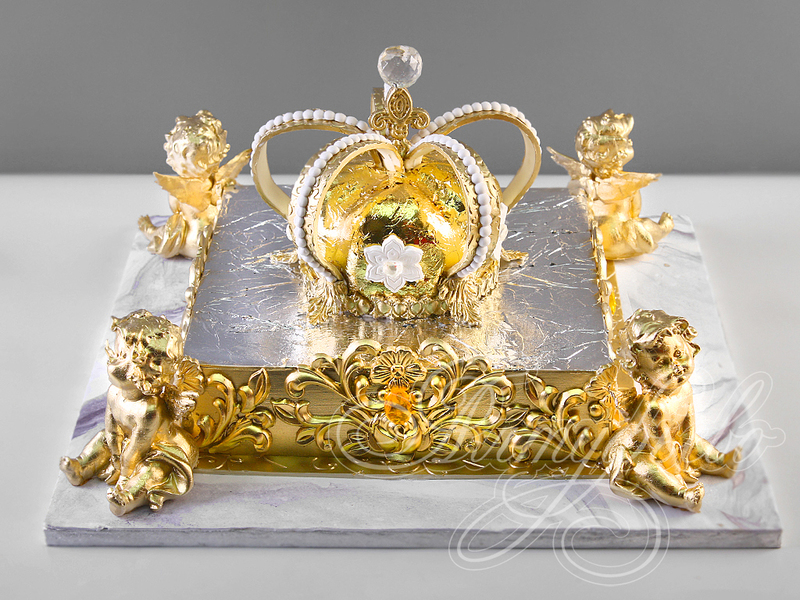 Торт с золотой короной и ангелочками